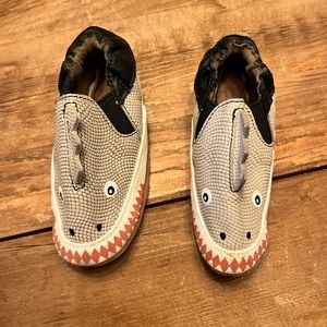 Robeez shark soft sole shoes size 12-18 months